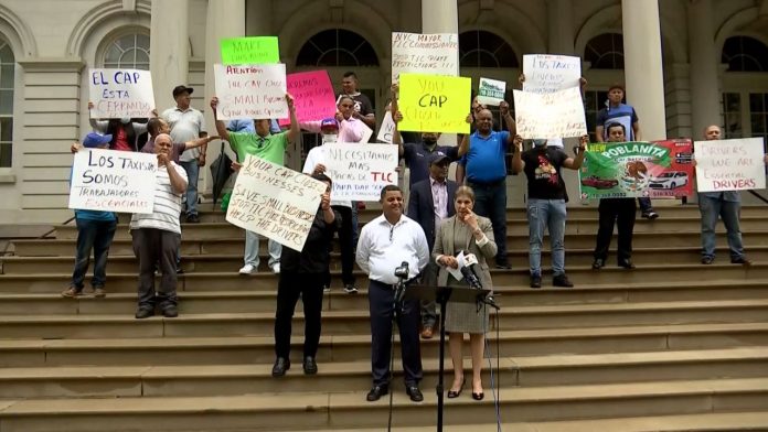 Livery drivers rally to lift cap on for-hire licenses
